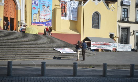 En las escalinatas de la catedral de Xalapa, fue colocada una manta denunciando  acoso  sexual en el hospital Dr. Luis F. Nachón, por parte del doctor Luis F. Guzmán, y otro colaborador.  A decir de los policías, la manta fue colocada desde las 6 de mañana. 