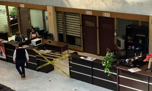 El reglamento interno del Congreso del Estado impide que en cada oficina haya cámaras de vigilancia, pero la diputada Marijose Gamboa Torales y Judith Pineda pusieron cámaras, las cuales les retiraron, por lo tanto éstas acordonaron el área de sus oficinas, luego que reportaron un robo este día.   