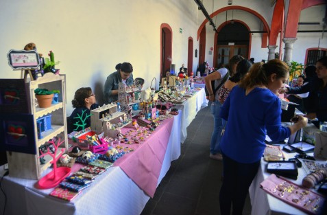 En Centro Recreativo Xalapeño, artesanos ofrecen de toda clase de productos para este día de San Valentín.  Hay cosa artículos para todos los bolsillos, desde 10 pesos.   