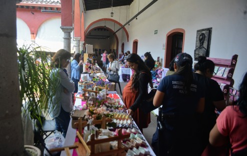 En Centro Recreativo Xalapeño, artesanos ofrecen de toda clase de productos para este día de San Valentín.  Hay cosa artículos para todos los bolsillos, desde 10 pesos.   
