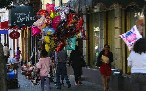 Flores y globos, lo más vendido en este día de los enamorados. 