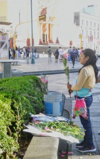Flores y globos, lo más vendido en este día de los enamorados. 
