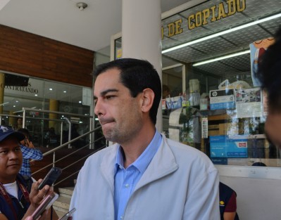  El regidor presidente de la Comisión de Seguridad Pública del ayuntamiento de Xalapa, Juan Gabriel Fernández Garibay, reconoció que la falta de elementos policiacos para atender todo el municipio ha propiciado que los delincuentes puedan cometer delitos como los recientes asaltos a comercios. 