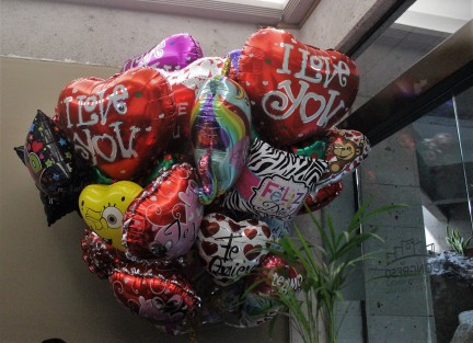 En el Día del Amor y la Amistad hubo quien se lanzó con todo, como quien regaló todos los globos de un globero a una empleada en el Congreso. La mujer feliz, el bolsillo del caballero, ¡quien sabe!