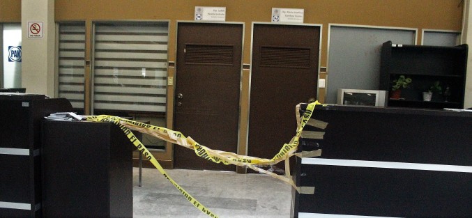 Así se vieron las oficinas de dos diputadas panistas, donde fueron retiradas la cámaras que ellas mismas habían instalado por seguridad. Ellas acordonaron para que no se permitiera el paso a nadie hasta que llegaran las autoridades correspondientes para dar fe de los hechos.