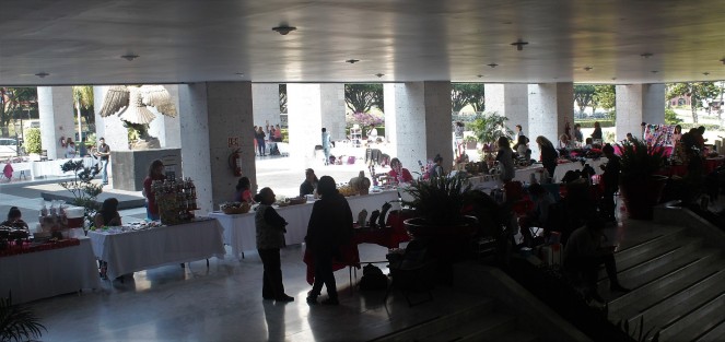  En apoyo a las micro y medianas empresas, así como a las mujeres emprendedoras, se presenta en los  pasillos del Palacio Legislativo la exposición de artesanías <em>Lo que se hace en Veracruz</em>, y que permanecerá los días 14 y 15 de febrero, de 09:00 a 17:00 horas. 