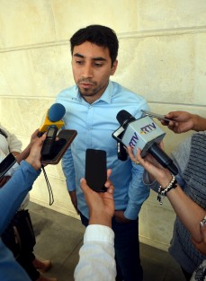 Yo tengo un sueldo de aproximadamente 29 mil quincenal, no sé cuánto ganaban ellos anteriormente, pero deberían de dar cuentas de ello y debería hacerse una comparación de las pasadas legislaturas, tengo un sueldo de 58 mil pesos mensuales; ahí está publicado en el portal y si ustedes quieren saber más lo pueden consultar.