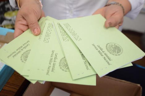 El día de hoy se empezó  a realizar la entrega de la precartilla para el servicio militar a los jóvenes de la clase 2001 y remisos. Se han emitido hasta ahora cerca de 800 precartillas y se espera que en este periodo que inició en enero y concluye en el mes de octubre, se registren cerca de 3 mil jóvenes al servicio militar, mencionó  el director de Gobernación del ayuntamiento de Veracruz. 