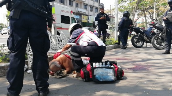 Un sexagenario fue apuñalado en el parque Zaragoza de Veracruz, y se encuentra en estado grave. Los reportes indican que se hallaba consumiendo unas bebidas refrescantes con <em>el escuadrón de la muerte</em> y franeleros  de la zona del parque. 