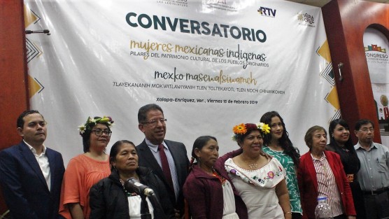 A pesar de la activa y enorme contribución que han hecho a la sociedad las mujeres indígenas, todavía sufren marcada discriminación, pobreza extrema, analfabetismo y despojo de sus tierras ancestrales, advirtió el diputado presidente de la Mesa Directiva del Congreso del Estado, José Manuel Pozos Castro, durante el conversatorio Mujeres Mexicanas Indígenas: Pilares del Patrimonio Cultural de los Pueblos Originarios.
