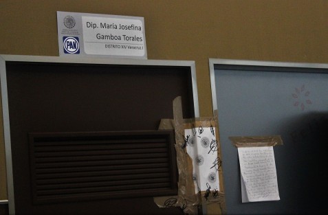 Siguen los jaloneos por la instalación de cámaras de videovigilancia es las oficinas de las diputadas panistas. Fueron colocados sellos de la Contraloría Interna del Congreso. 