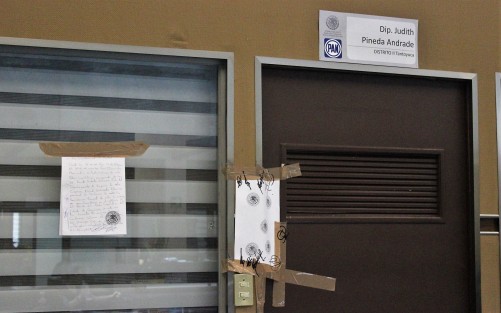 Siguen los jaloneos por la instalación de cámaras de videovigilancia es las oficinas de las diputadas panistas. Fueron colocados sellos de la Contraloría Interna del Congreso.  