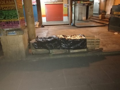 Desde las 2 de la mañana de este sábado, personal de las Direcciones Municipales de Comercio, Seguridad Pública, Protección Civil y Servicios Municipales de Coatepec realizaron un operativo para recuperar los espacios públicos que habían sido ocupados por comerciantes informales desde el pasado mes de noviembre. Durante la intervención se liberó la explanada principal del Mercado, los pasillos exteriores y los espacios ubicados en las calles Vicente Guerrero y Carlos A. Carrillo.