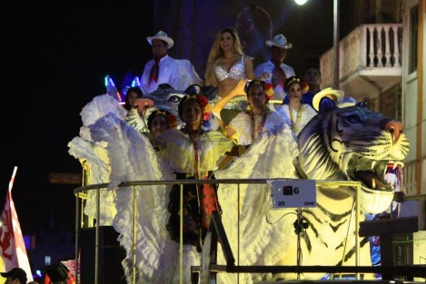 Esta noche se llevó a cabo el segundo gran papaqui en la avenida independencia del centro histórico. La actriz Aleida Núñez, madrina del Carnaval de Veracruz 500 años, engalanó el desfile. Todo esto a 10 días de dar comienzo a las fiestas carnestolendas. 
