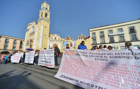 Profesores de preescolar, educación física, inglés, música y tutorías a docentes de nuevo ingreso, se manifestaron inicialmente en Plaza Lerdo para exigir pagos que la SEV les adeuda desde hace más de medio año.