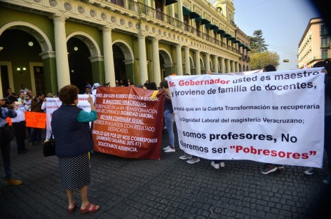 Posteriormente bloquearon la calle Enríquez, exigiendo hablar con el gobernador, ya que dicen, funcionarios solo les dan largas. Fueron atendidos por personal de Política Regional, para después desbloquear la calle.  