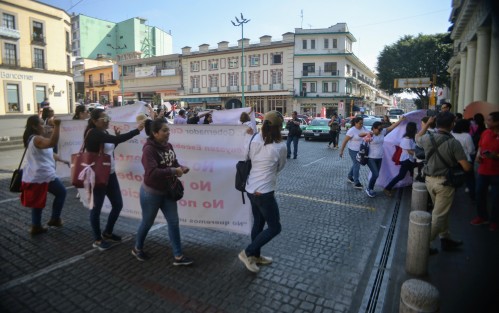 Posteriormente bloquearon la calle Enríquez, exigiendo hablar con el gobernador, ya que dicen, funcionarios solo les dan largas. Fueron atendidos por personal de Política Regional, para después desbloquear la calle.  