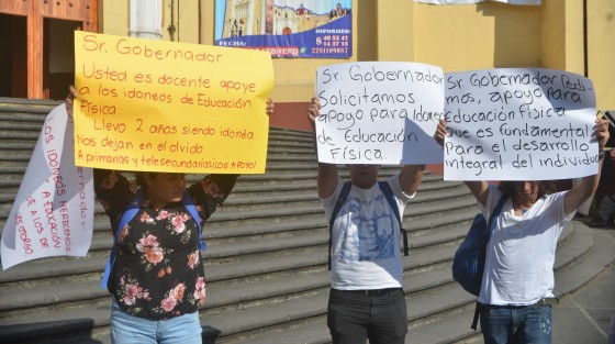 Profesores de preescolar, educación física, inglés, música y tutorías a docentes de nuevo ingreso, se manifestaron inicialmente en Plaza Lerdo para exigir pagos que la SEV les adeuda desde hace más de medio año. Posteriormente bloquearon la calle Enríquez, exigiendo hablar con el gobernador, ya que dicen, funcionarios solo les dan largas. Fueron atendidos por personal de Política Regional, para después desbloquear la calle.  