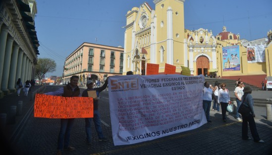Profesores de preescolar, educación física, inglés, música y tutorías a docentes de nuevo ingreso, se manifestaron inicialmente en Plaza Lerdo para exigir pagos que la SEV les adeuda desde hace más de medio año. Posteriormente bloquearon la calle Enríquez, exigiendo hablar con el gobernador, ya que dicen, funcionarios solo les dan largas. Fueron atendidos por personal de Política Regional, para después desbloquear la calle.  