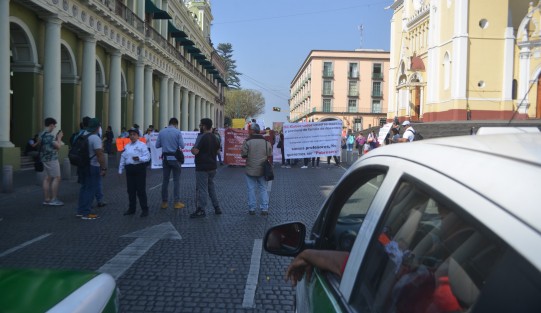 Profesores de preescolar, educación física, inglés, música y tutorías a docentes de nuevo ingreso, se manifestaron inicialmente en Plaza Lerdo para exigir pagos que la SEV les adeuda desde hace más de medio año. Posteriormente bloquearon la calle Enríquez, exigiendo hablar con el gobernador, ya que dicen, funcionarios solo les dan largas. Fueron atendidos por personal de Política Regional, para después desbloquear la calle.  