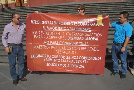 Profesores de preescolar, educación física, inglés, música y tutorías a docentes de nuevo ingreso, se manifestaron inicialmente en Plaza Lerdo para exigir pagos que la SEV les adeuda desde hace más de medio año. Posteriormente bloquearon la calle Enríquez, exigiendo hablar con el gobernador, ya que dicen, funcionarios solo les dan largas. Fueron atendidos por personal de Política Regional, para después desbloquear la calle.  