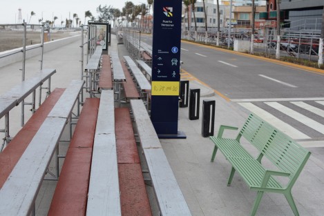 Esta mañana Protección Civil Municipal de Veracruz y personal del comité de Carnaval realizaron la supervisión de gradas. En Veracruz y Boca del Río son casi 4 kilómetros los que son utilizados año con año para la colocación de estas estructuras.
4 2
Entre los aspectos que dijeron estar revisando, es que las estructuras estén bien colocadas, aunque en muchas de las gradas se puede observar débiles cuñas de madera y calzas que deben soportar el peso de decenas de familias.    