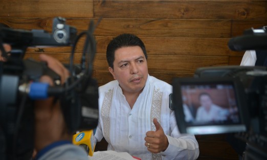 En conferencia de prensa el abogado Arturo Baltazar, defensor del exfiscal Luis Ángel N, pidió a los diputados que retomen la sesión extraordinaria para discutir la procedencia del juicio político en contra del fiscal de Veracruz Jorge Winckler, a quien acusó de embustero, por asegurar que el juez de distrito lo exoneró. 