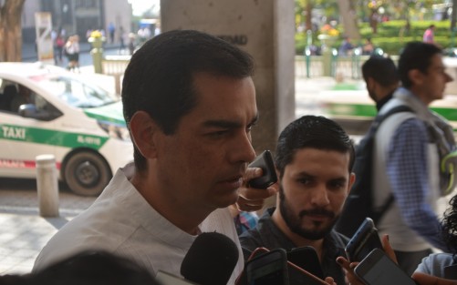  Juan Gabriel Fernández Garibay, regidor de Xalapa, ofreció apoyo  a los cadetes de la Policía Municipal que gusten denunciar al ayuntamiento  por el retraso de pago de sus becas durante su capacitación que no se les habrían pagado.  