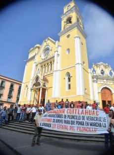 Productores de piloncillo se manifestaron en Plaza Lerdo; exigen al gobierno ponga en marcha la ley estatal para este producto, ya que continúa la competencia desleal de productores que añaden otros ingredientes a sus productos para dar un precio  más bajo.
