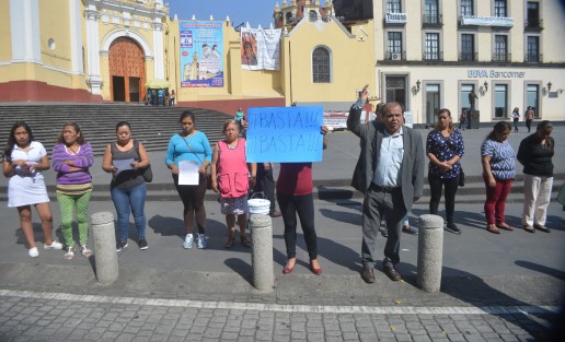 Vendedoras informales del Mercado Miguel Rebolledo en Coatepec, exigen seguir ofreciendo sus productos y acusan de represión al director de Comercio. Su defensor, Enrique Pozos Tolentino, dirigente del MUP.