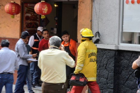 Personal de Protección Civil y Bomberos de Xalapa arribaron al sitio para verificar conexiones de gas y hacer una inspección general del sitio. Por fortuna solo fue el susto
