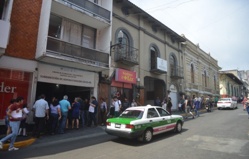 Personal de la unidad de planeación  evaluación y control educativo, así como de derechos humanos, fueron evacuados  debido al fuerte olor gas proveniente de un restaurante chino de la calle Carrillo Puerto en el centro de Xalapa. 