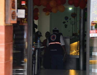 Personal de la unidad de planeación  evaluación y control educativo, así como de derechos humanos, fueron evacuados  debido al fuerte olor gas proveniente de un restaurante chino de la calle Carrillo Puerto en el centro de Xalapa. 