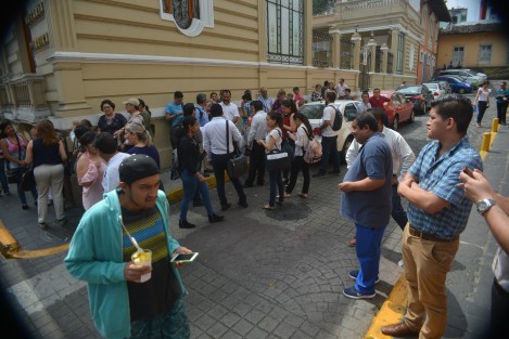 Fuerte olor a gas en un restaurante de la calle Carrillo Puerto, movilizó a Bomberos y Protección Civil. Personal de oficinas aledañas, de la SEV y CEDHV fueron desalojadas. El incidente no pasó a  mayores. 
