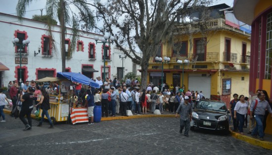 Fuerte olor a gas en un restaurante de la calle Carrillo Puerto, movilizó a Bomberos y Protección Civil. Personal de oficinas aledañas, de la SEV y CEDHV fueron desalojadas. El incidente no pasó a  mayores. 