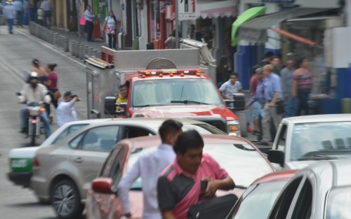 Fuerte olor a gas en un restaurante de la calle Carrillo Puerto, movilizó a Bomberos y Protección Civil. Personal de oficinas aledañas, de la SEV y CEDHV fueron desalojadas. El incidente no pasó a  mayores. 