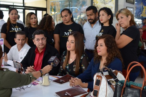 En rueda de prensa esta mañana, Lissethe Martínez Echeverría, presidenta de la asociación civil <em>Mujeres de Impacto Social</em>, invitó a las mujeres veracruzanas a que la acompañen a una serie de actividades del 4 al 10 de marzo, en conmemoración al Día Internacional de la Mujer.  