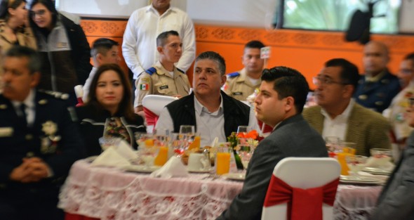 El fiscal Jorge Winckler, el director de la SSP y el gobernador, cada uno por separado para que no hubiera lío, ni comunicación entre ellos, como se ha demostrado en la vida real, y lo malo es que los veracruzanos pagan el pato. 