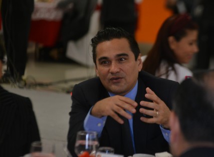 El fiscal Jorge Winckler, el director de la SSP y el gobernador, cada uno por separado para que no hubiera lío, ni comunicación entre ellos, como se ha demostrado en la vida real, y lo malo es que los veracruzanos pagan el pato. 
