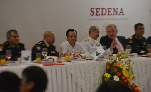 El fiscal Jorge Winckler, el director de la SSP y el gobernador, cada uno por separado para que no hubiera lío, ni comunicación entre ellos, como se ha demostrado en la vida real, y lo malo es que los veracruzanos pagan el pato. 