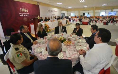 El fiscal Jorge Winckler, el director de la SSP y el gobernador, cada uno por separado para que no hubiera lío, ni comunicación entre ellos, como se ha demostrado en la vida real, y lo malo es que los veracruzanos pagan el pato. 