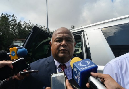 El secretario de gobierno, Eric Cisneros, dijo que no se va ni se irá, que él vino a trabajar y que eso está haciendo; dijo que sus declaraciones contra la.iglesia fueron sacadas de contexto.  