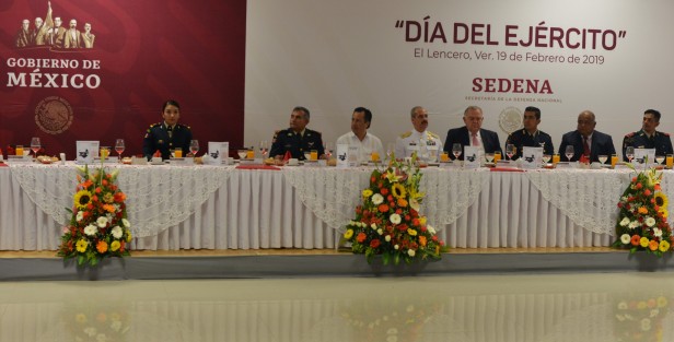 El gobernador Cuitláhuac García Jiménez asistió al desayuno conmemorativo por el 106 Aniversario de la Creación del Ejército Mexicano, en el cual destacó el trabajo coordinado entre la administración estatal y la Secretaría de la Defensa Nacional (SEDENA) para brindar seguridad y paz a los veracruzanos. 