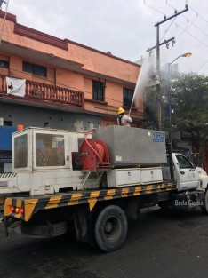 Esta mañana en la zona de mercados, sobre la calle Hidalgo del centro de Veracruz, locatarios y personas que pasaban por el lugar se percataron de chispas que salían de la caja de luz y cables de alta tensión, por lo que llamaron a La Comisión Federal de Electricidad, quienes de manera oportuna llegaron a socorrer evitando así una mayor tragedia. 