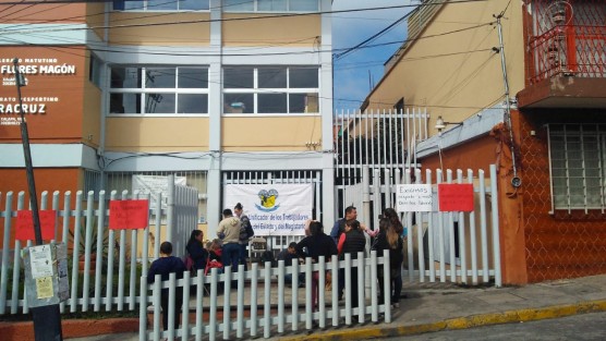 La mañana de hoy fueron tomadas instalaciones de la escuela Ricardo Flores Magón, del centro de Xalapa, por maestros que piden que no haya imposición de funcionarios.  