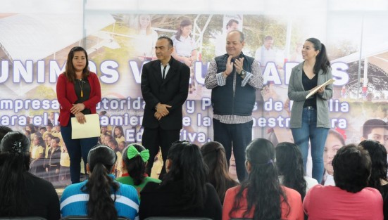La empresa Asombra al inaugurar en la comunidad de El Terrero el nuevo domo para el jardín de niños <em>Yoloistak</em>, en Emiliano Zapata, Ver.. A nombre de Asombra, Angélica Peña Vera, Coordinadora administrativa de la empresa explicó que este proyecto tuvo una inversión superior a los 260 mil pesos, con una superficie de 148 m2 donde los pequeños alumnos podrán realizar sus actividades al aire libre
