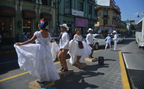 Integrantes de varios ballets folklóricos danzan y piden dinero en los cruceros de Xalapa. Ya han acudido con las distintas autoridades y nos les ayudan para acudir eventos ni para sus vestuarios. Así sobreviven muchos artistas de la capital veracruzana.