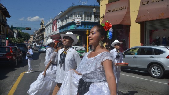 Integrantes de varios ballets folklóricos danzan y piden dinero en los cruceros de Xalapa. Ya han acudido con las distintas autoridades y nos les ayudan para acudir eventos ni para sus vestuarios. Así sobreviven muchos artistas de la capital veracruzana.
