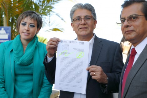 Derivado de las auditorías realizadas al proceso de entrega-recepción, se encontró que esta persona firmó contratos laborales el 1 de diciembre de 2018, de manera ilegal y fuera de sus atribuciones, ya que había presentado su renuncia el 28 de noviembre. 