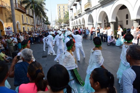 Ciudadanos pertenecientes a las colonias antorchistas del municipio de Veracruz, encabezados por su líder Cristina Marín Leal, llegaron a manifestarse en los bajos del Palacio Municipal de Veracruz, con eventos culturales como danza, teatro y poesía, fomentando estas acciones con alumnos pertenecientes a sus escuelas. 